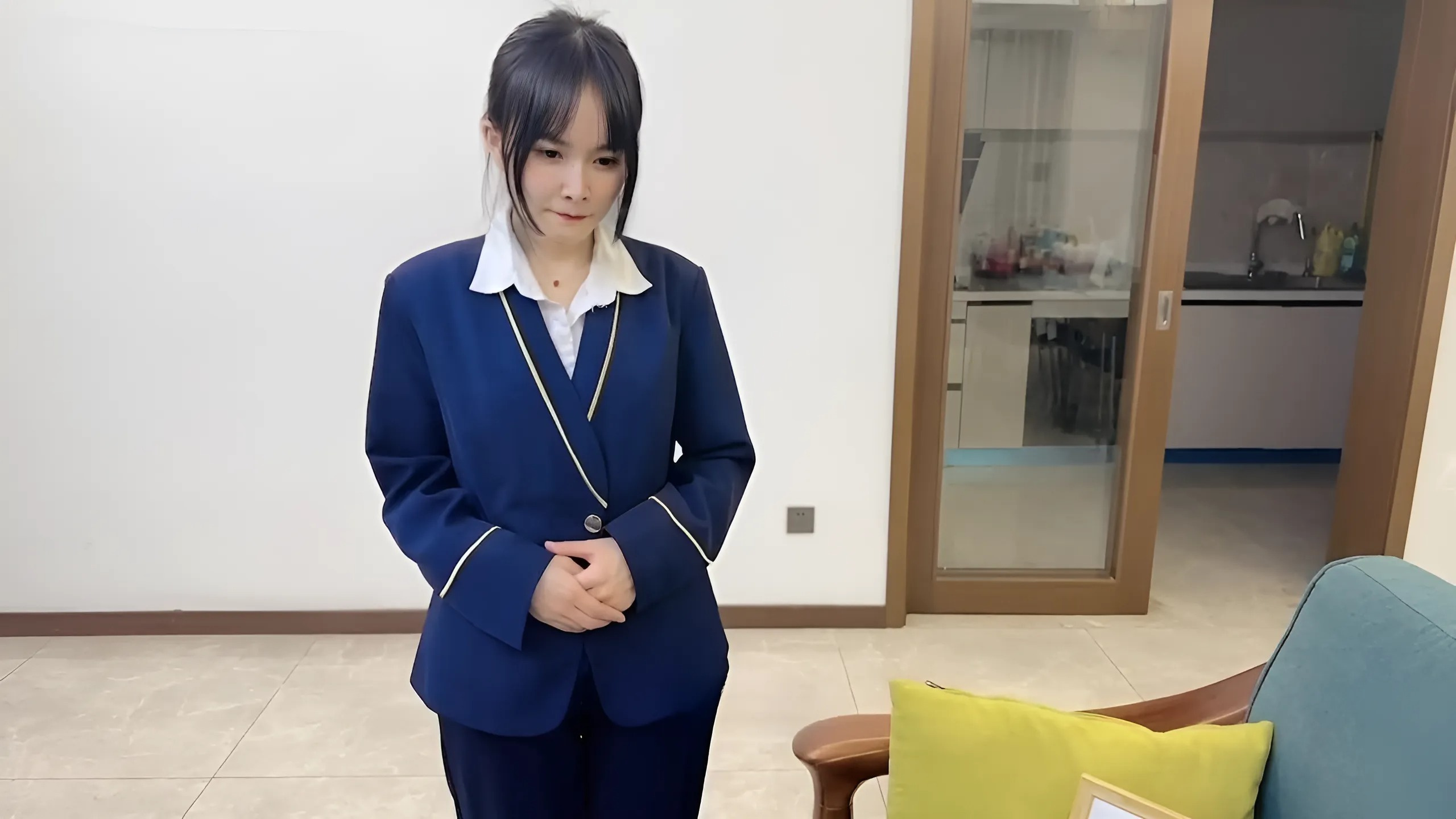 CM-41 飛行結束後與年輕空服員一起休息
